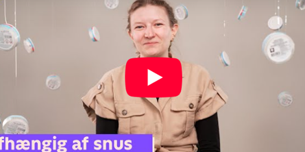 Billede fra video på Youtube af ung kvinde, der smiler.