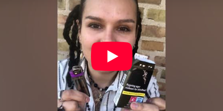 Billede fra video på Youtube af ung kvinde med cigaretpakke, der smiler.